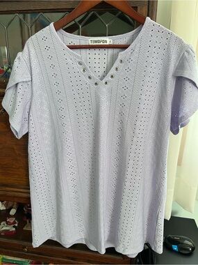 TEMOFON Lavender Eyelet V-Neck Short Sleeve Top